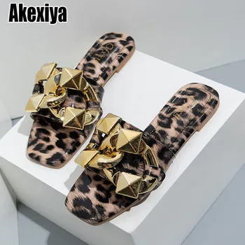 Женские шлепанцы с модным леопардовым принтом снаружи, женские пляжные тапочки, летняя обувь, шлепанцы на плоской подошве с металлическим украшением большого размера